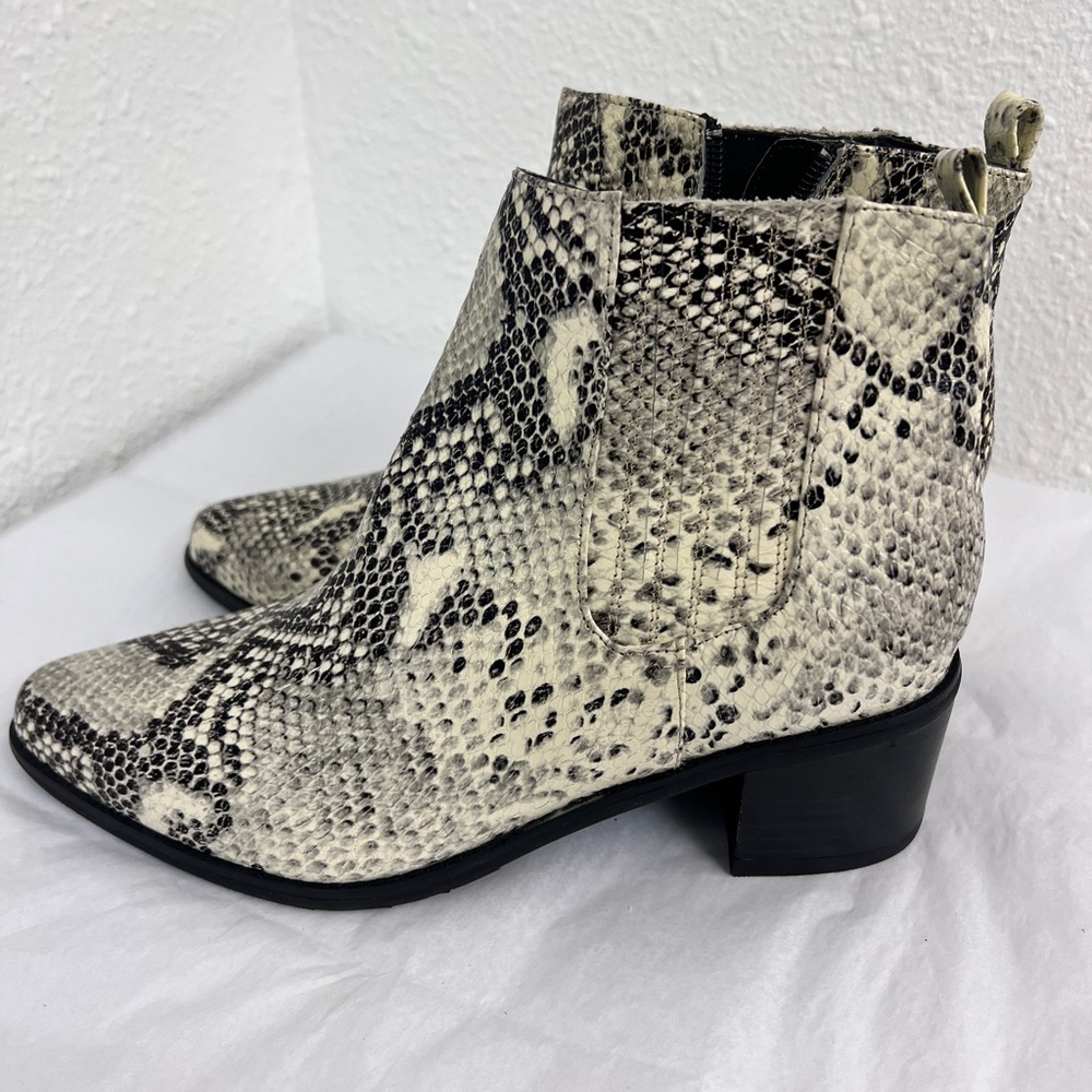 Blondo Elvina Booties Block Heel Snake Print Ankle Boots Shoes size 9.5